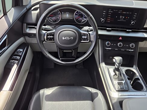 Used 2023 Kia Carnival LX FWD image 11