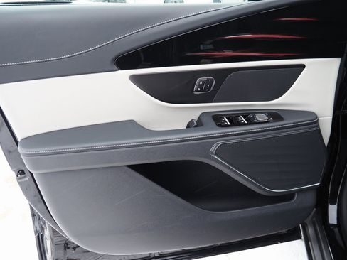 Used 2025 Lincoln Nautilus Premier image 41