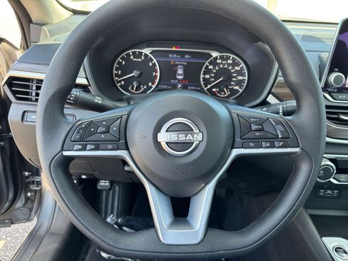 Used 2025 Nissan Altima 2.5 SV FWD image 28