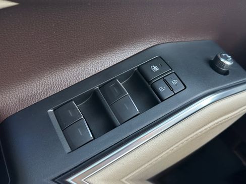 Used 2021 Toyota Highlander Limited image 19