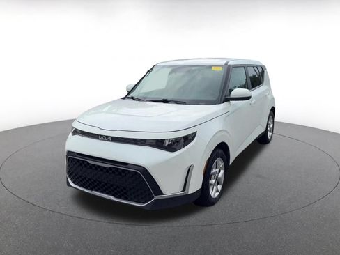 Used 2025 Kia Soul LX w/ LX Technology Package FWD image 4