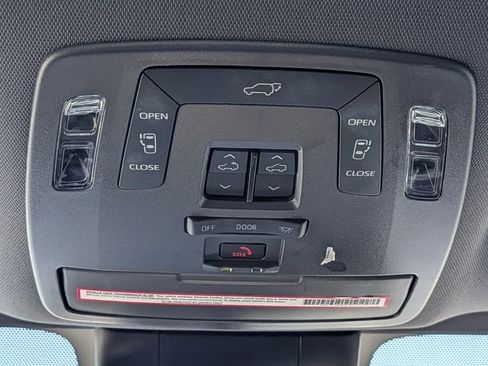 Used 2023 Toyota Sienna XLE Woodland Edition image 28