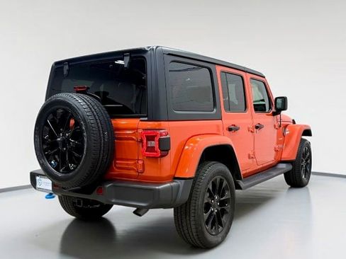 Used 2023 Jeep Wrangler Unlimited Sahara AWD/4WD image 16
