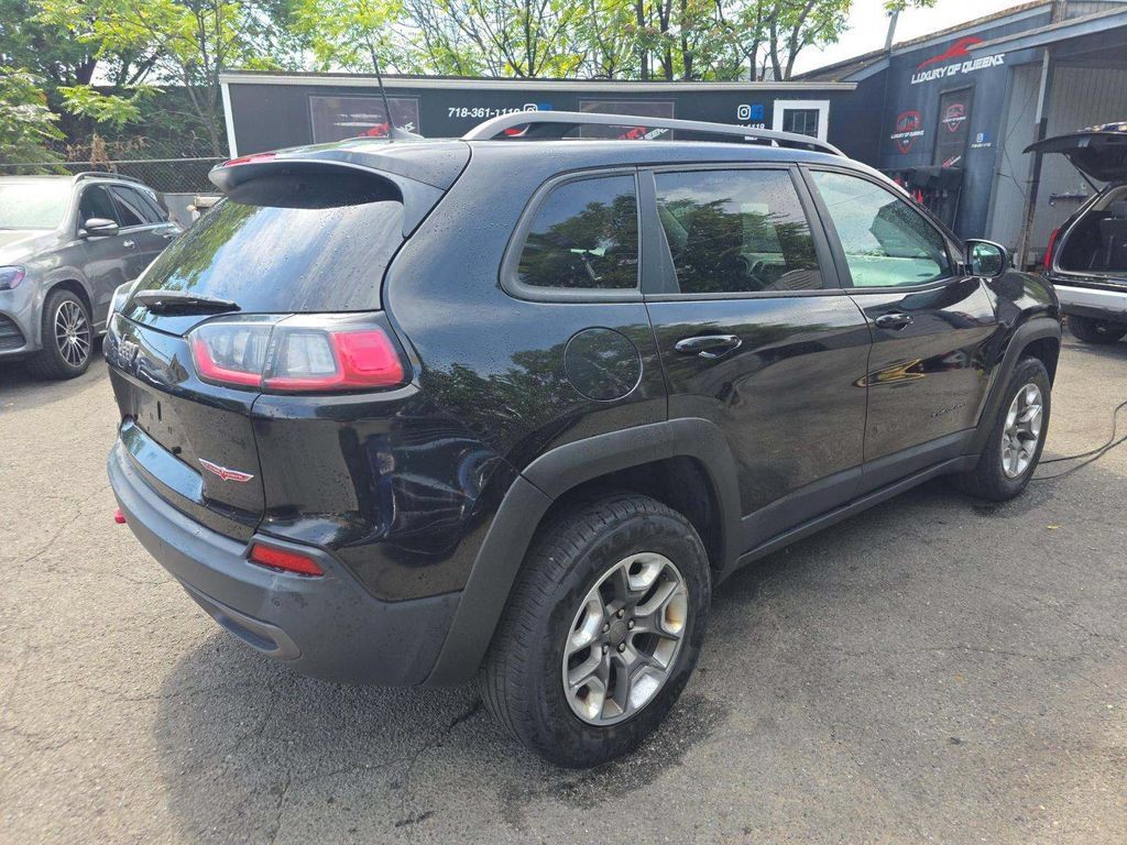 Used 2019 Jeep Cherokee Trailhawk AWD/4WD image 3