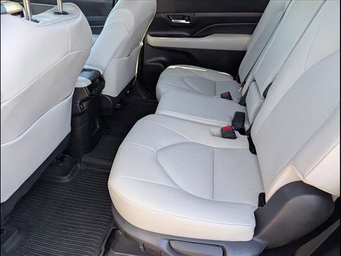 Used 2024 Toyota Grand Highlander XLE image 11