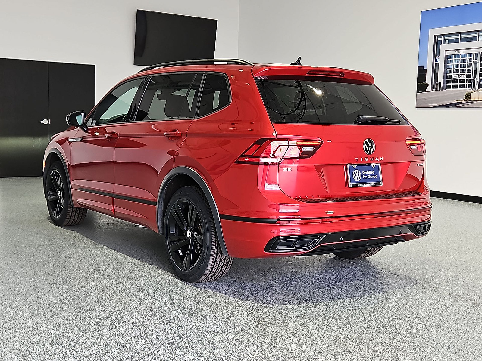 Used 2024 Volkswagen Tiguan SE R-Line AWD/4WD image 6