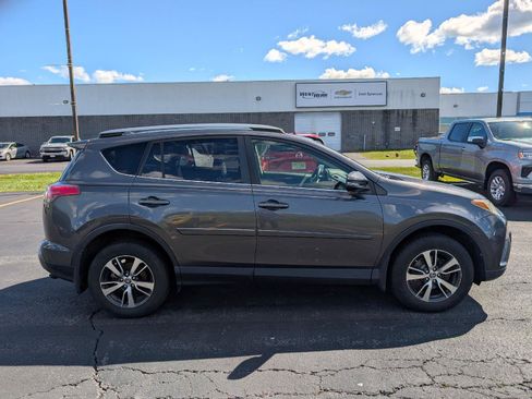 Used 2018 Toyota RAV4 XLE AWD/4WD image 9