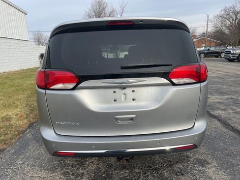 Used 2017 Chrysler Pacifica Touring-L image 11