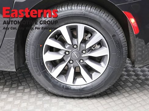 Used 2023 Chrysler Pacifica Limited FWD image 8