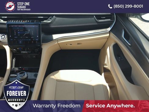 Used 2023 Jeep Grand Cherokee L Limited w/ Luxury Tech Group II AWD/4WD image 16
