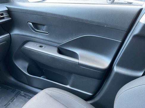 Used 2025 Hyundai Kona SE image 17