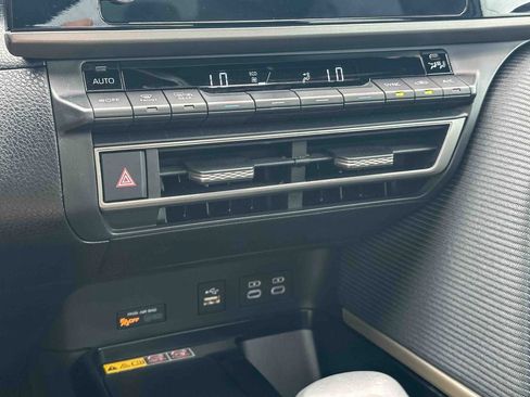 Used 2025 Toyota Camry SE w/ Convenience Package image 32