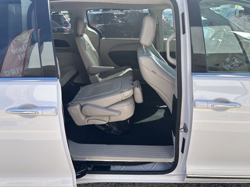 Used 2018 Chrysler Pacifica Touring-L image 27