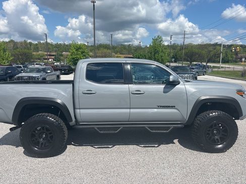 Used 2020 Toyota Tacoma TRD Off-Road w/ Technology Package image 2