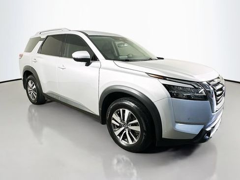 Used 2022 Nissan Pathfinder SL AWD/4WD image 18