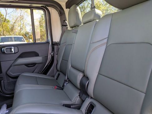 New 2026 Jeep Gladiator Mojave w/ Technology Group AWD/4WD image 15
