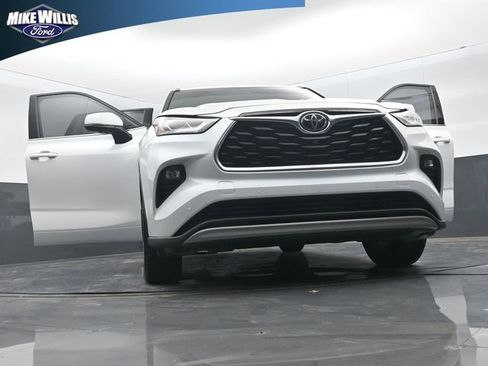 Used 2023 Toyota Highlander Platinum image 18