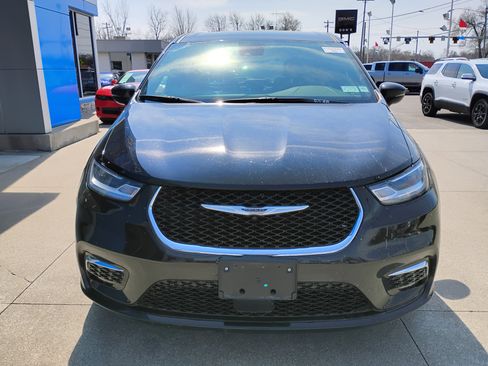 Used 2025 Chrysler Pacifica Select image 5