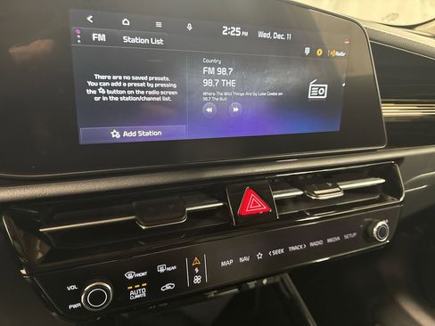 Certified 2025 Kia Niro SX Touring image 21