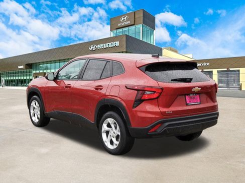 Used 2024 Chevrolet Trax LS w/ LS Convenience Package FWD image 8