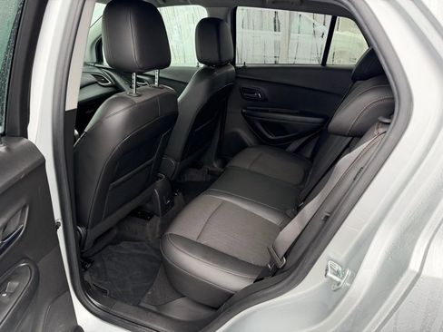 Used 2022 Chevrolet Trax LT w/ LT Convenience Package image 18