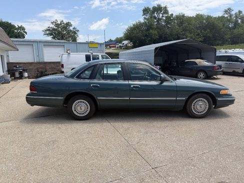 Used 1995 Ford Crown Victoria RWD image 6
