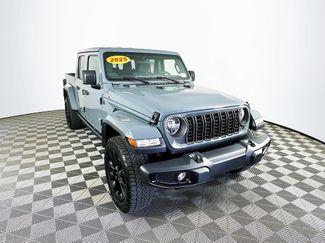 Used 2025 Jeep Gladiator Sport AWD/4WD video 2