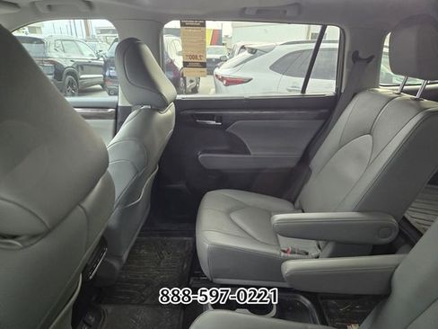 Used 2023 Toyota Highlander Limited FWD image 4