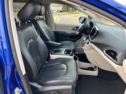 Used 2021 Chrysler Pacifica Touring-L w/ Uconnect Theater Family Group image 29