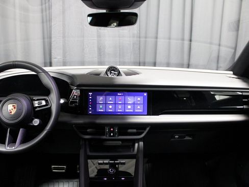 Certified 2025 Porsche Macan Electric image 27