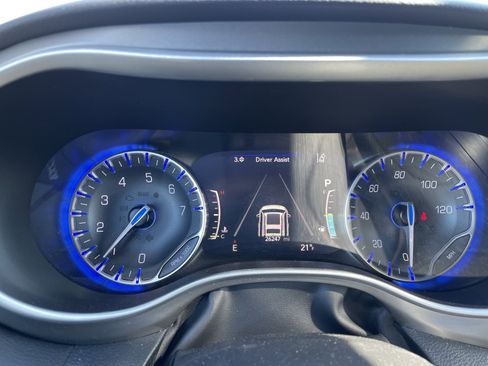 Used 2025 Chrysler Pacifica Select FWD image 19