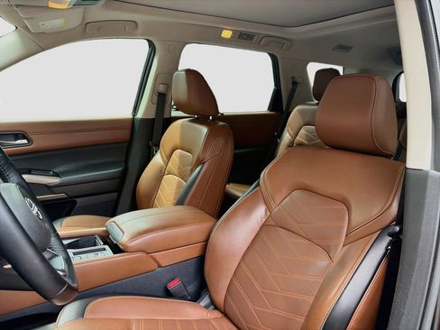 Used 2022 Nissan Pathfinder Platinum w/ Cargo Package FWD image 21