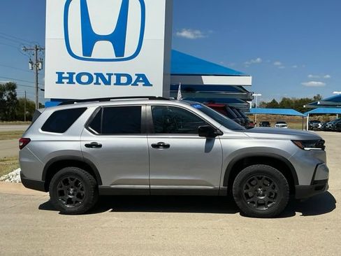 Certified 2025 Honda Pilot TrailSport image 2