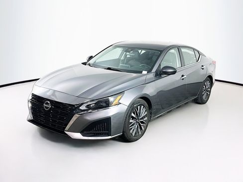 Used 2024 Nissan Altima 2.5 SV image 3