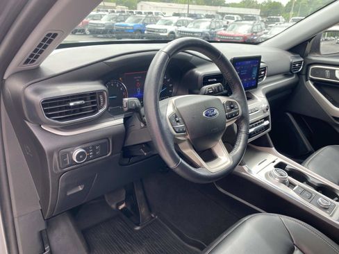 Used 2022 Ford Explorer XLT w/ Equipment Group 202A AWD/4WD image 20