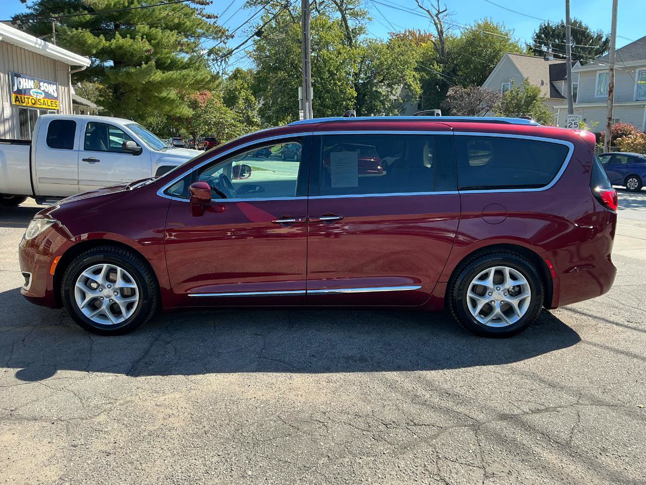Used 2018 Chrysler Pacifica Touring-L w/ Tire & Wheel Group FWD image 7