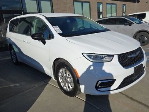 Used 2024 Chrysler Pacifica Touring-L image 1