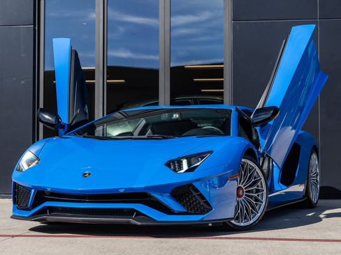 Used 2018 Lamborghini Aventador S image 2