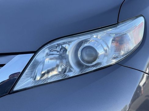 Used 2015 Toyota Sienna XLE Premium FWD image 2
