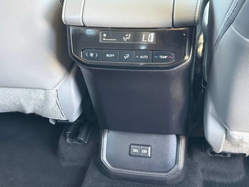 Used 2023 Toyota Highlander XLE AWD/4WD image 19