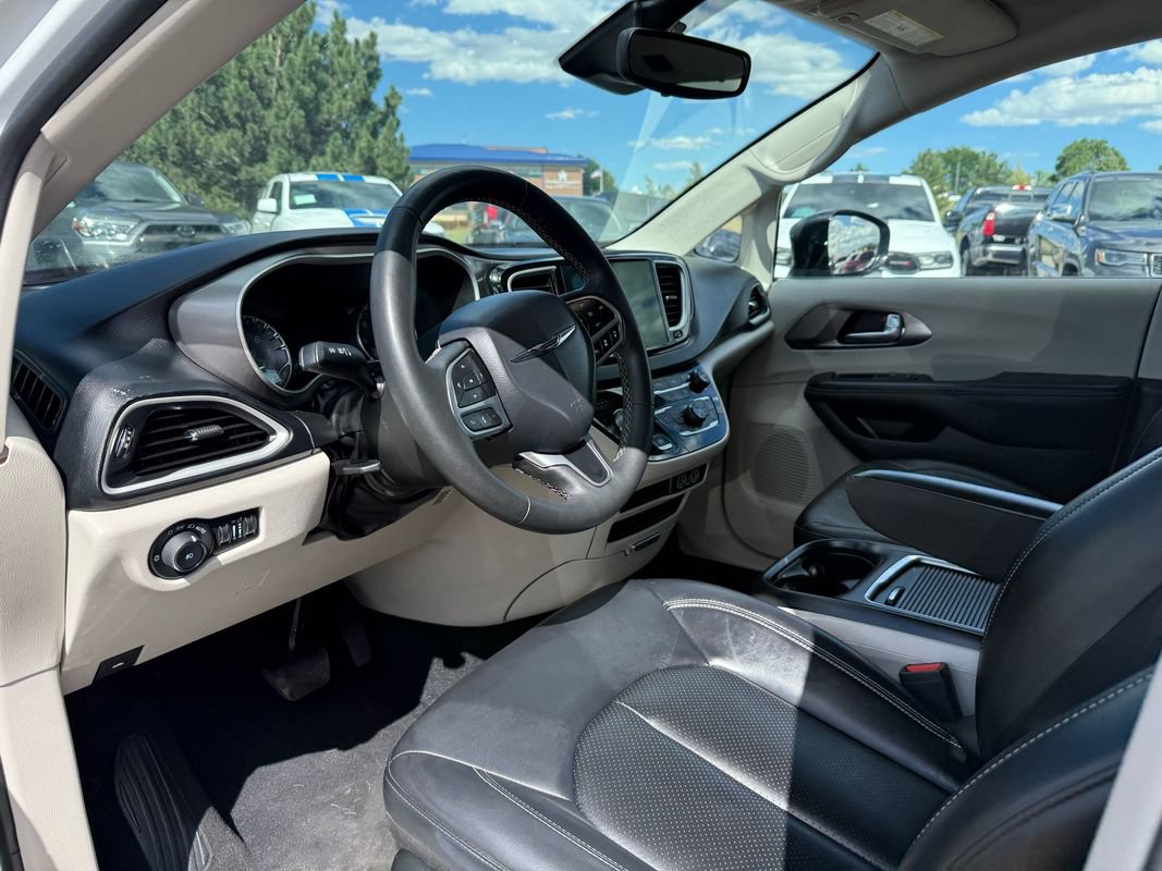 Used 2024 Chrysler Pacifica Touring-L FWD image 14