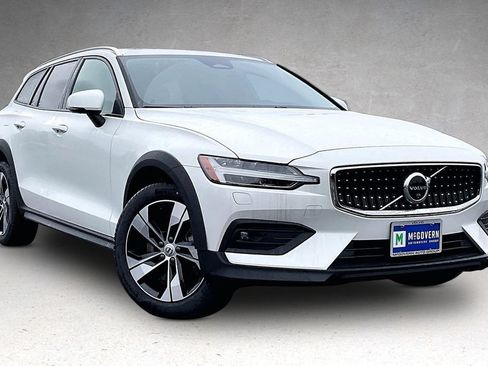 New 2026 Volvo V60 B5 Cross Country Plus w/ Climate Package AWD/4WD image 2