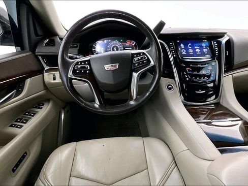 Used 2017 Cadillac Escalade Luxury AWD/4WD image 6