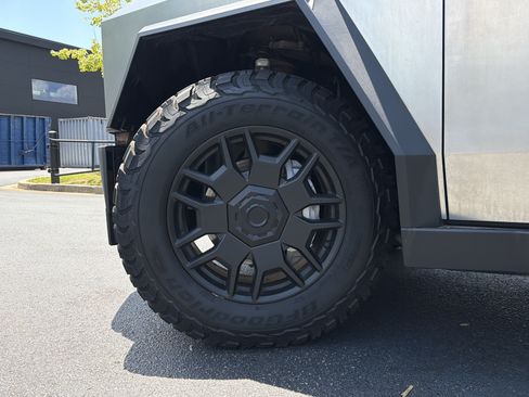 Used 2024 Tesla Cybertruck AWD Crew Cab image 15