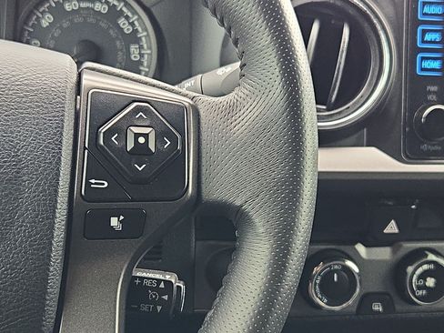 Used 2017 Toyota Tacoma SR5 AWD/4WD image 18