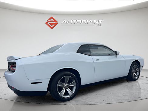 Used 2019 Dodge Challenger SXT RWD image 8