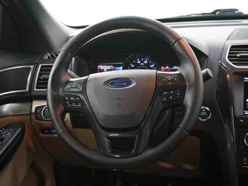 Used 2016 Ford Explorer XLT w/ Equipment Group 202A AWD/4WD image 18