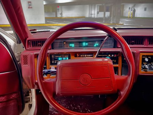 Used 1990 Cadillac Fleetwood 60 Special image 20