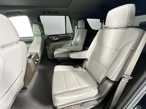 Used 2024 GMC Yukon SLT w/ SLT Luxury Package image 25