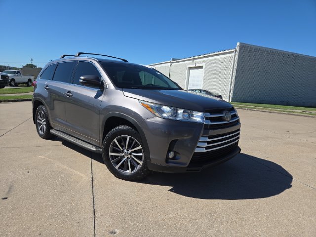 Used 2017 Toyota Highlander XLE AWD/4WD image 7